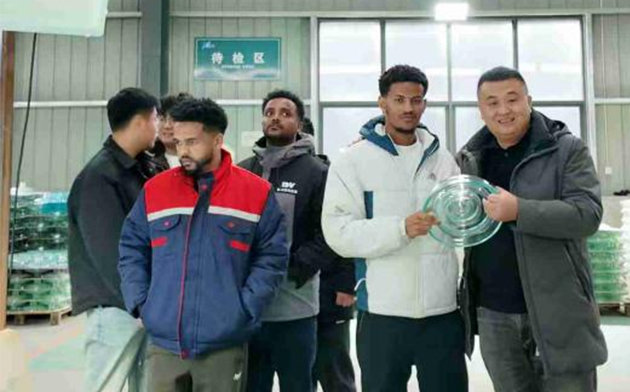 V&agrave;o ng&agrave;y 12 th&aacute;ng 12 năm 2025, c&aacute;c kh&aacute;ch h&agrave;ng nước ngo&agrave;i đ&atilde; đến thăm c&ocirc;ng ty.